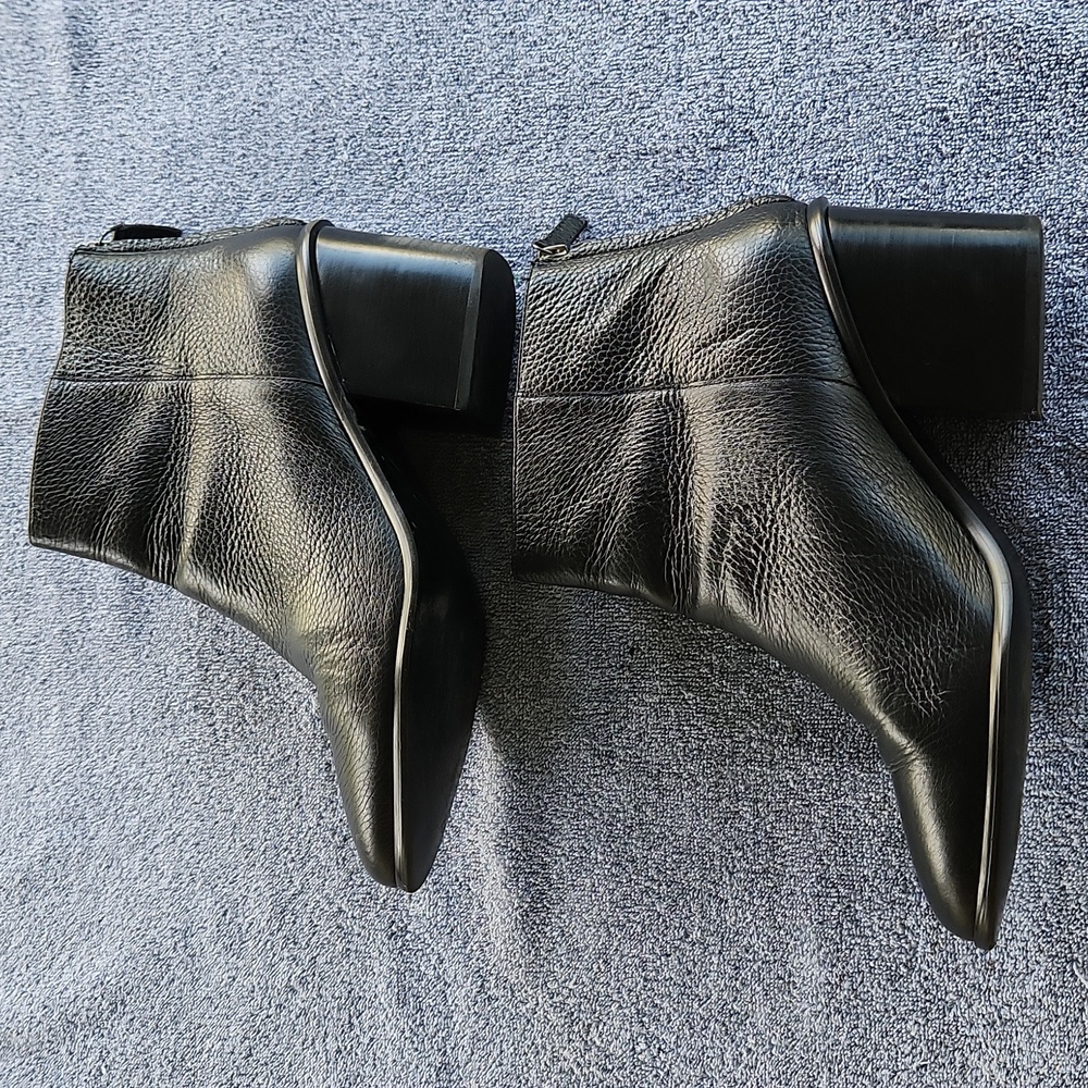 Banana Republic Black Leather Ankle Boots. Size 10. Leather. Gently Worn.